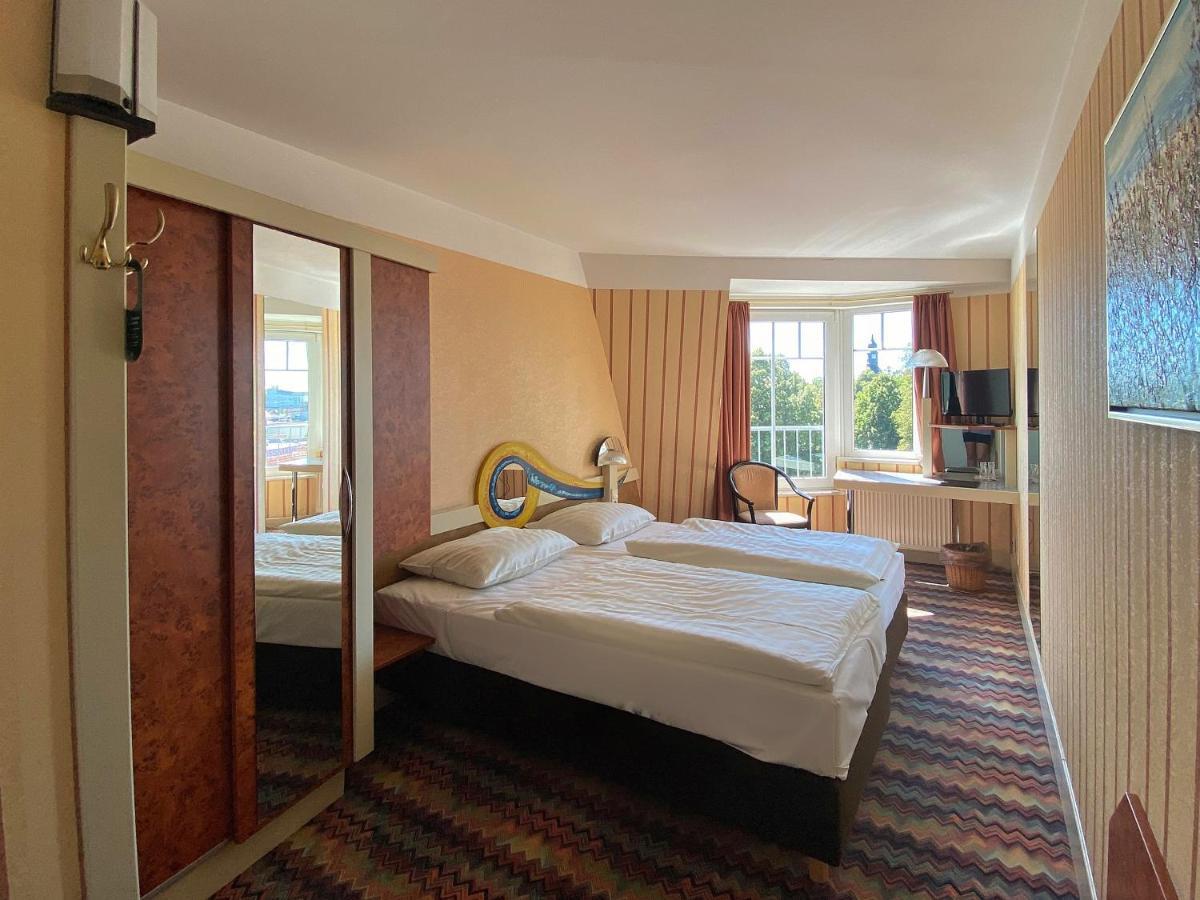 Zum Gruenen Turm Hotel Hohen Neuendorf Luaran gambar